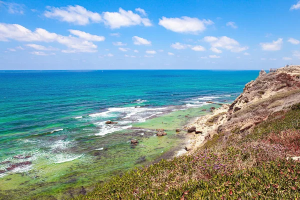 波の白い泡で海のサーフィン イスラエルのアポロニア公園 地中海沿岸 中世の要塞Arsufの絵のような遺跡 — ストック写真