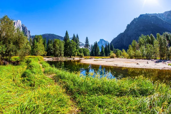 Okouzlující Jezírko Yosemitském Údolí Yosemitský Park Nachází Svazích Sierry Nevady — Stock fotografie