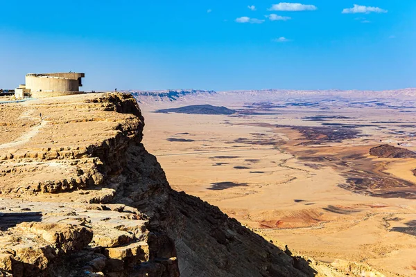 以色列 Mitspe Ramon是沙漠中的一座城市 拉蒙陨石坑是内盖夫沙漠的一个侵蚀火山口 已被宣布为地质保护区 — 图库照片