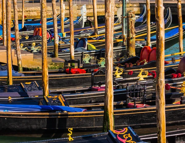 Viaje Mágico Venecia Magníficas Góndolas Barnizadas Ofrecen Una Escapada Canal —  Fotos de Stock