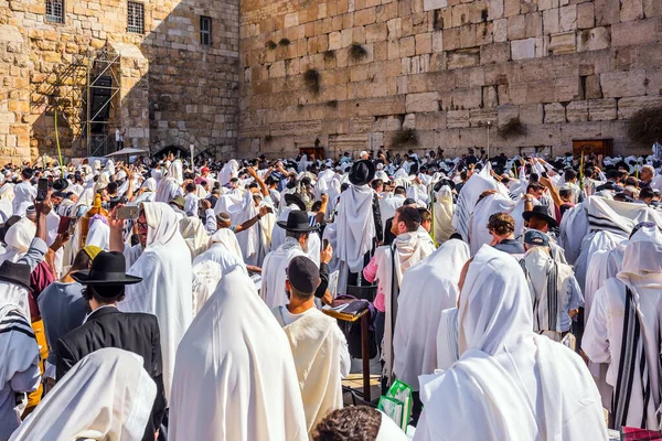 Błogosławieństwo Cohanim Religijni Żydzi Modlący Się Przy Ścianie Zachodniej Owinięci — Zdjęcie stockowe