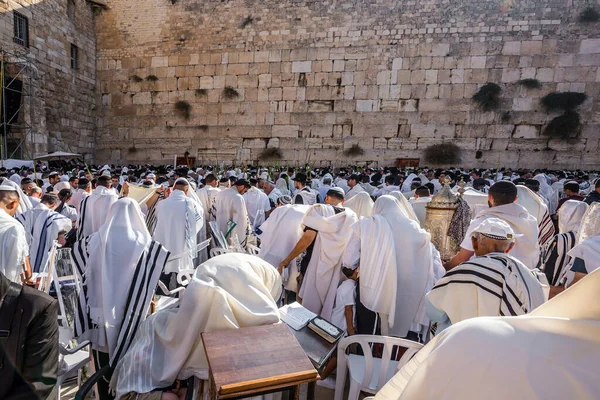 逾越节的Cohenim祝福 耶路撒冷 以色列 犹太人在西墙用白色塔利特包裹着祈祷 在圣殿山西坡举行隆重的庆典 朝圣的概念 — 图库照片