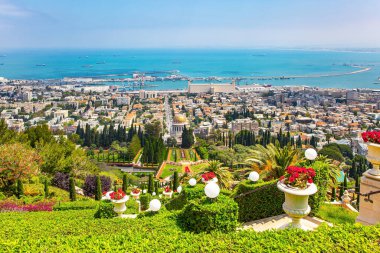 Mount Carmel 'den Haifa' nın uluslararası limanına. Akdeniz 'e inişe geçmek. Deniz kenarında güneşli bir gün. Hayfa, İsrail. 