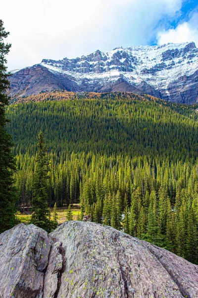 Coast Mountain Lake Moraine Cloudy Cold Autumn Day Magnificent Canadian — Stock Photo, Image