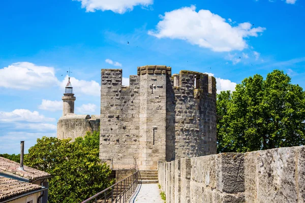 法国地中海沿岸 沿着中世纪港口城市艾格 莫蒂斯的防御性古城墙行走 积极旅游 历史旅游和摄影旅游的概念 — 图库照片