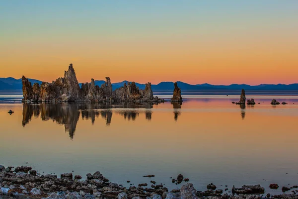 Mono Lake Een Zoutmeer Californië Kalktuftorens Met Bizarre Vormen Rijzen — Stockfoto