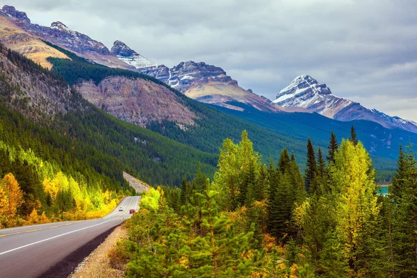 Foglie Gialle Arancioni Adornano Paesaggio Eccellente Autostrada Attraversa Montagne Rocciose — Foto Stock
