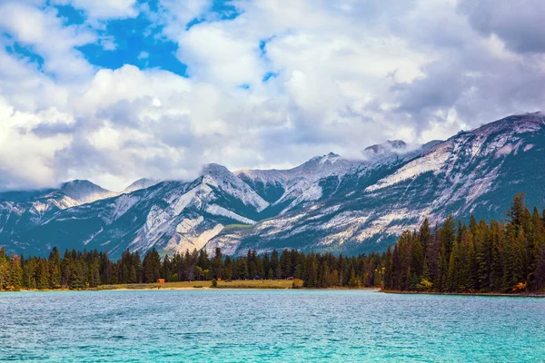 カナダのロッキー山脈 インドの夏 アネット湖 冷たい緑色の水を持つ美しい湖 ジャスパーパークの壮大な風景 旅行と写真観光のコンセプト — ストック写真