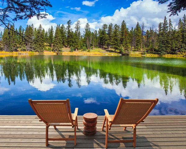 Two Wooden Sun Loungers Platform Tourists Small Lake Cold Green — Stock Photo, Image