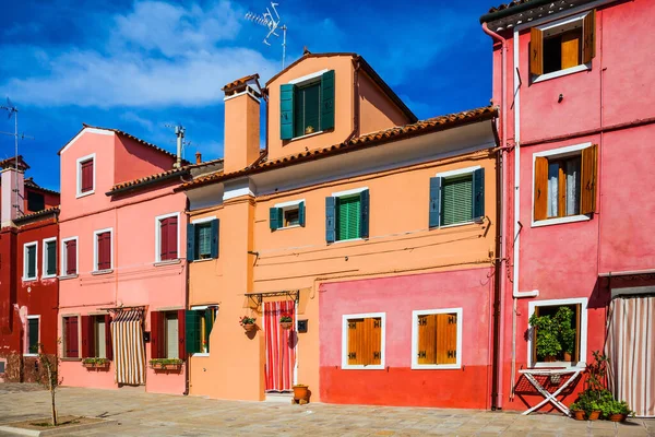 Burano Famoso Por Sus Casas Colores Brillantes Numerosas Calles Canales — Foto de Stock