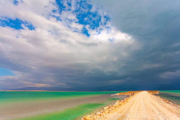 低い冬の雲は緑の海の水に反映されます 冬の雷雨が始まる 絵のような死海 イスラエル — ストック写真