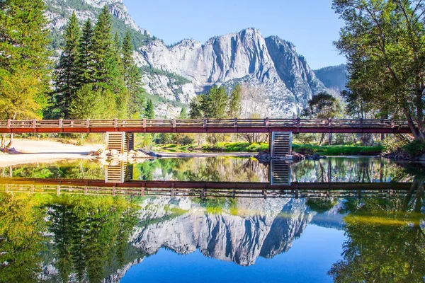 Vallée Yosemite Rocher Monolithe Capitan Pont Reflètent Dans Eau Douce — Photo