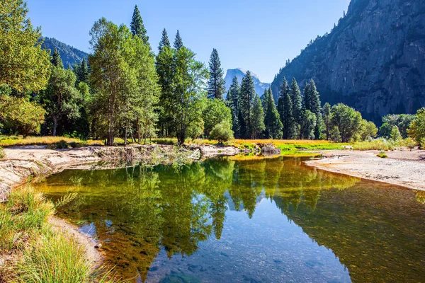 Lago Encantador Vale Yosemite Yosemite Park Está Localizado Nas Encostas — Fotografia de Stock