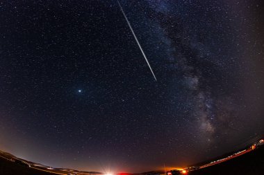 Perseidlerin Gecesi. Nadir görülen astronomik fenomen ağır bir meteor yağmurudur. Krater 