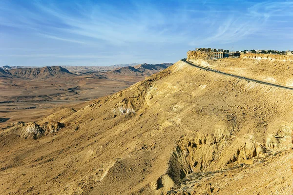 星落后的第二天早上八月的Perseid Starfall 拉蒙陨石坑 Makhtesh Ramon 是内盖夫沙漠的一个侵蚀火山口 以色列 神奇的日出 — 图库照片