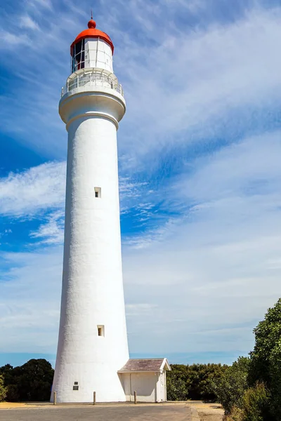海岸上宏伟的白雪公主灯塔 大海路沿着澳大利亚的太平洋海岸延伸 — 图库照片