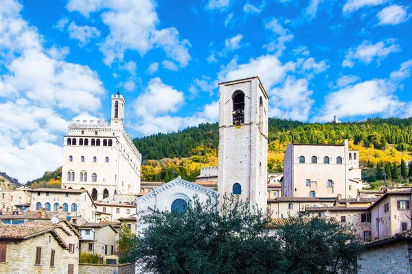ウンブリアの山の中で壮大な建築物を持つGubbioの街 洗礼者ヨハネ教会 市内で最初の大聖堂 ファサードはゴシック様式で作られています イタリア — ストック写真