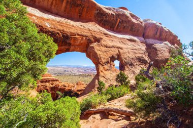Resimli kırmızı-kahverengi kumtaşı kayalıkları eşsiz bir manzara oluşturur. Görkemli kayalar doğal kaynaklıdır. Arches Park 'ın çeşitli jeolojik oluşumları. Utah, ABD. 