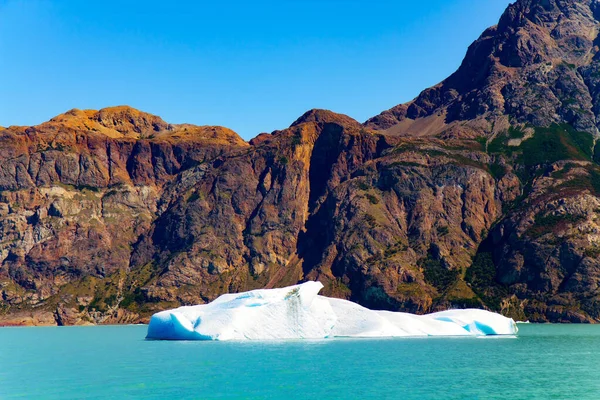 Озеро Вьедма Осколки Льда Оторванные Ледника Плавают Озере Красочные Горы — стоковое фото