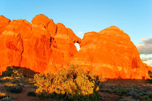 絵のような赤褐色の砂岩の崖が独特の景観を形成している 花崗岩の岩石は天然の起源である アメリカのアーチ公園のユニークな美しさ — ストック写真