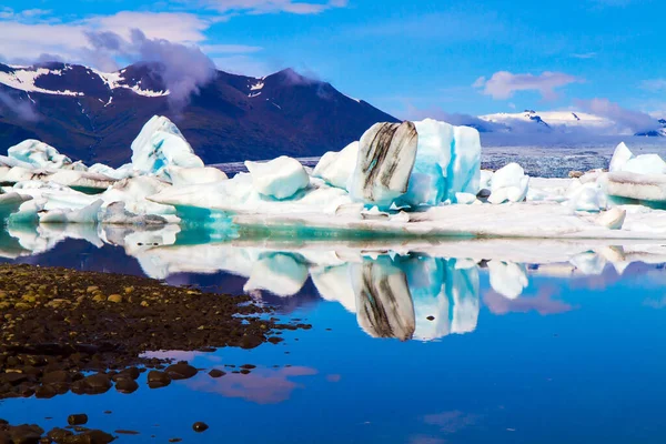 白色和蓝色的冰山和浮冰反映在水面上 泻湖的Jokulsaurloun 冰上覆盖着火山灰 北方旅游和摄影旅游的概念 — 图库照片