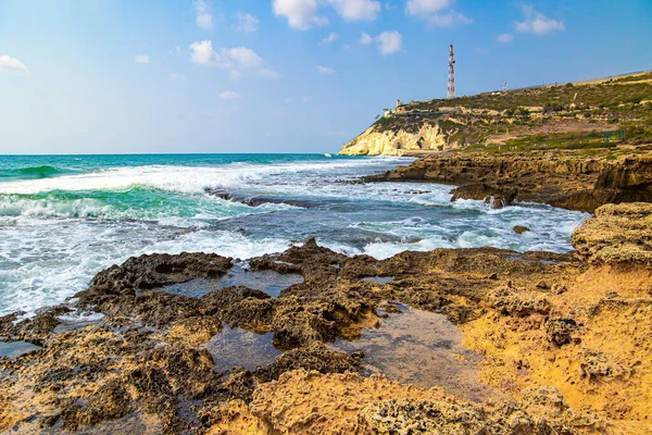 イスラエルとレバノンの国境だ 絵のように美しい石灰岩の山ローシュ Nikra 地中海の嵐 — ストック写真