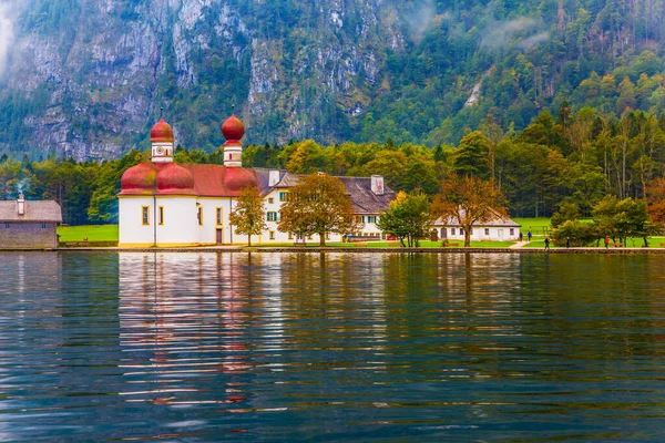 Kostel Bartoloměje Jasně Červenými Dómy Nejčistší Jezero Německu Knigssee Koncept — Stock fotografie