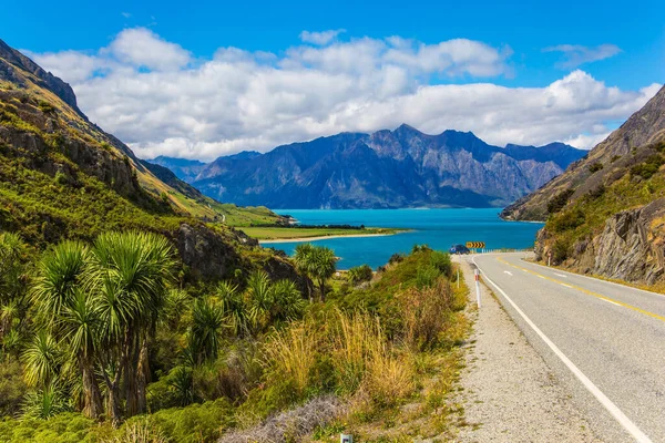 哈韦湖周围长满了青草的山 湖周围的路新西兰南岛 到天涯海角的旅程生态 积极和汽车旅游的概念 — 图库照片