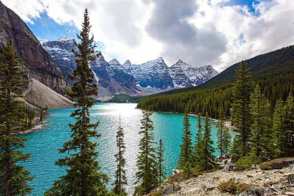 カナダのロッキー山脈 世界で最も美しい湖の1つ モレーン湖 10峰の谷 湖の水は美しい紺碧の色です カナダ北部への旅行 — ストック写真