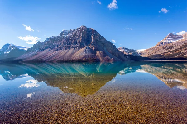 Kanada Skalnaté Hory Hory Odrážejí Hladké Vodě Jezera Ledové Jezero — Stock fotografie