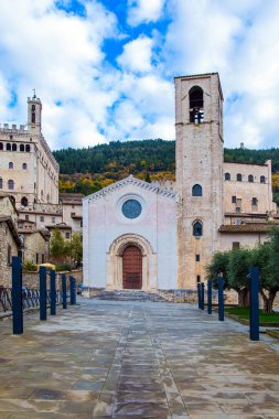 Umbrian dağlarındaki zengin tarihi ve görkemli mimarisi olan Gubbio şehri. Vaftizci Aziz John Kilisesi - şehrin ilk katedrali, cephe Gotik tarzında yapılmıştır..