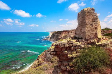 Apollonia Park, İsrail. Akdeniz kıyısı. Ortaçağ Arsuf Kalesi ve Haçlı Kalesi 'nin resimli kalıntıları.. 