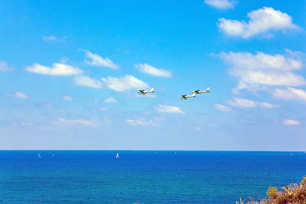 Tres Pequeños Aviones Vuelan Maravillosamente Sobre Mar Parque Apollonia Israel — Foto de Stock