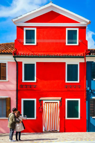 Burano Italia Octubre 2016 Pareja Joven Pasea Por Ciudad Edificios — Foto de Stock