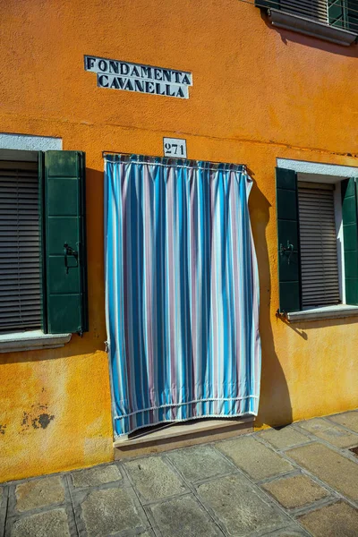 Dörren Riven Randig Gardin Provinsen Veneto Burano Flerfärgade Ljusa Hus — Stockfoto