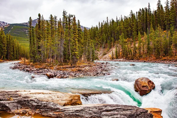 Liten Mitt Stormig Flod Kanadas Magnifika Vattenfall Alberta Jasper Park — Stockfoto