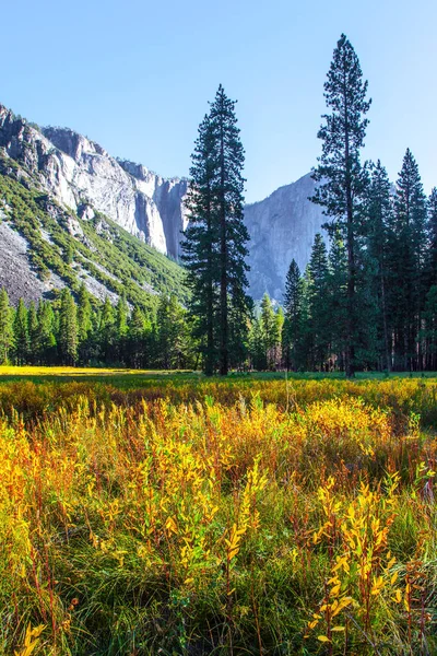 Famosa Rocha Monolítica Capitan Majestosas Montanhas Cercam Vale Yosemite Pitoresco — Fotografia de Stock