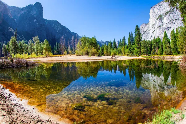 Piękny Słoneczny Dzień Dolinie Parku Park Yosemite Znajduje Się Zboczach — Zdjęcie stockowe