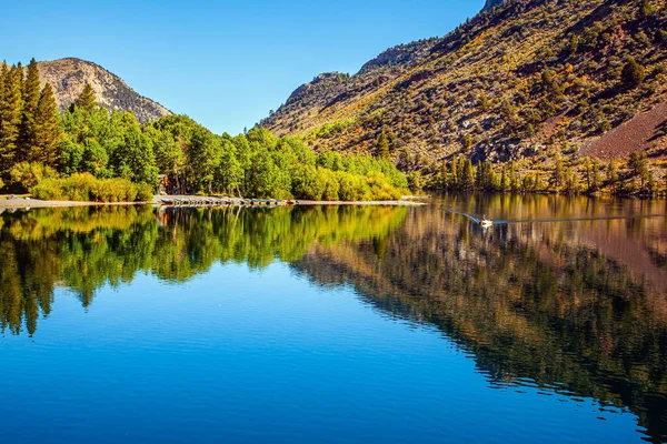 平静的水反射着天空和群山 美丽的加利福尼亚群山中美丽的银湖 秋天去美国西部的旅程 免版税图库图片