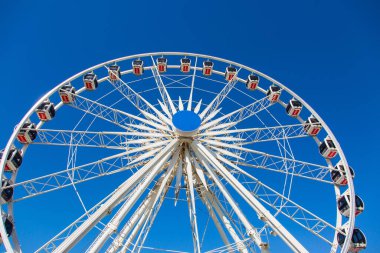 Büyük dönme dolap. Gizemli Güney Afrika. Güney Yarımküre Cape Town limanındaki eğlence parkı. Aktif, egzotik ve fotoğraf turizmi kavramı