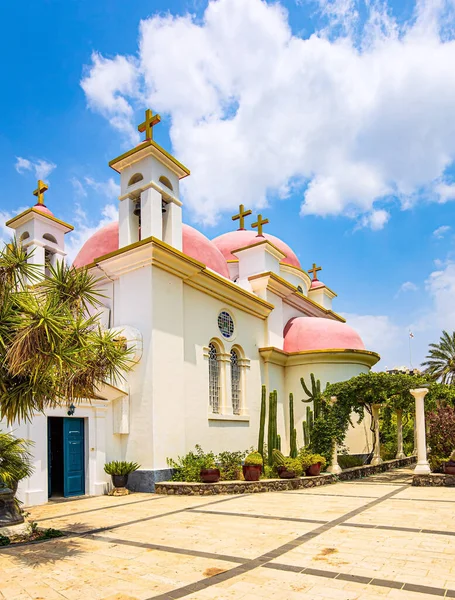 โดมส ชมพ กางเขนส ทองของอารามบนชายฝ งทะเลกาล สวนสาธารณะเขตร อนรอบโบสถ อาราม Orthodox กของอ — ภาพถ่ายสต็อก