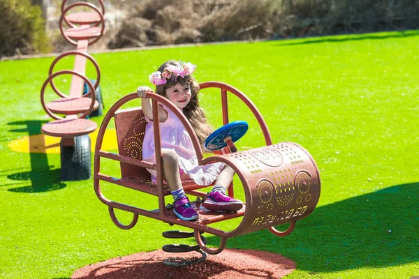 Schattig Klein Meisje Een Krans Van Bloemen Speelt Speelplaats Gelukkige — Stockfoto