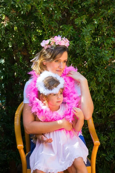 Mãe Jovem Bonita Feliz Com Uma Coroa Flores Cabeça Uma — Fotografia de Stock