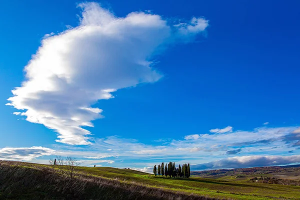 지면서 환하게 떠오릅니다 이탈리아 토스카나 마법같은 아름다움 아름다운 하늘이 펼쳐져 — 스톡 사진