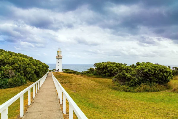 大海岸边宏伟的灯塔 通往灯塔的路 大海路沿着澳大利亚的太平洋海岸延伸 免版税图库图片