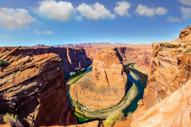 Horseshoe Bend, Colorado Nehri 'nin en güzel kıvrımlı yeridir. ABD, Arizona, Glen Canyon Dinlenme Alanı. Kırmızı kumtaşından derin bir kanyon. Etkin ve fotoğraf turizmi kavramı