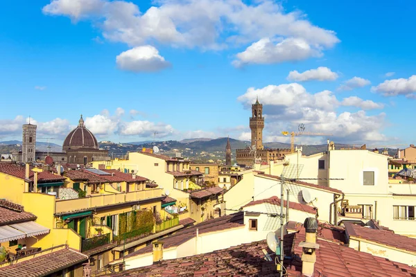 フィレンツェはアルノ川沿いのイタリアの都市です トスカーナ地方の行政中心 壮大なルネサンス建築 — ストック写真