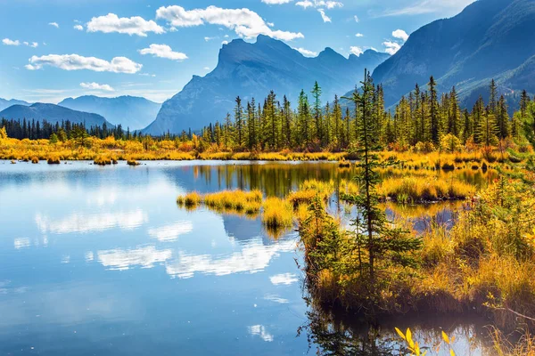 弗米隆湖在黄色的秋天的草丛中 印第安人之夏 的魔力加拿大落基山脉的壮丽风景 — 图库照片