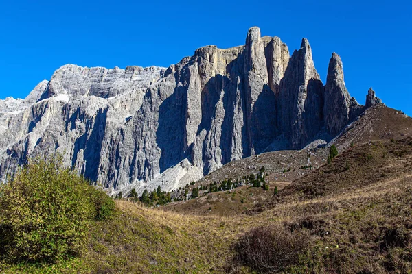 ドロマイトだ 浸食は 裸の崖 垂直の岩や長い谷と風景を作成しています ヨーロッパだ 東アルプス 山は針葉樹林に囲まれています — ストック写真