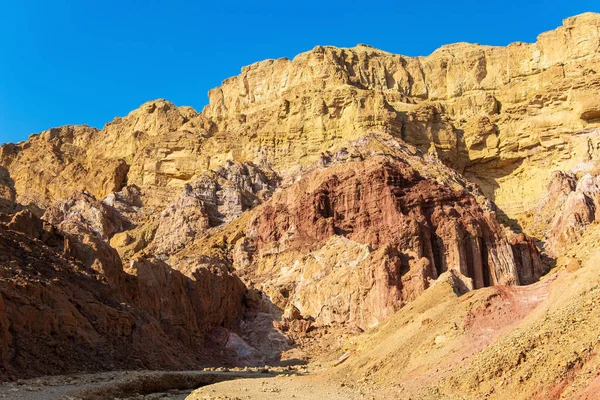 十一月的一天石子沙漠峡谷中的土路 埃拉特山脉 五彩斑斓的地貌 以色列山上的风化砂岩 — 图库照片